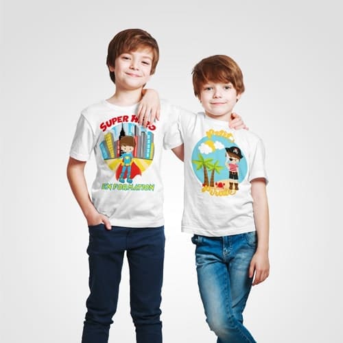Enfants portant des t-shirts personnalisés