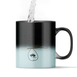 Mug magique où l'on verse de l'eau chaude : le motif apparait