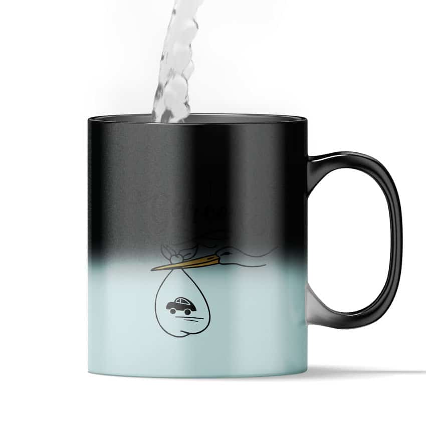 Mug magique où l'on verse de l'eau chaude : le motif apparait