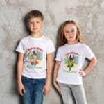 Garçon et fille avec un t-shirt Super Héro