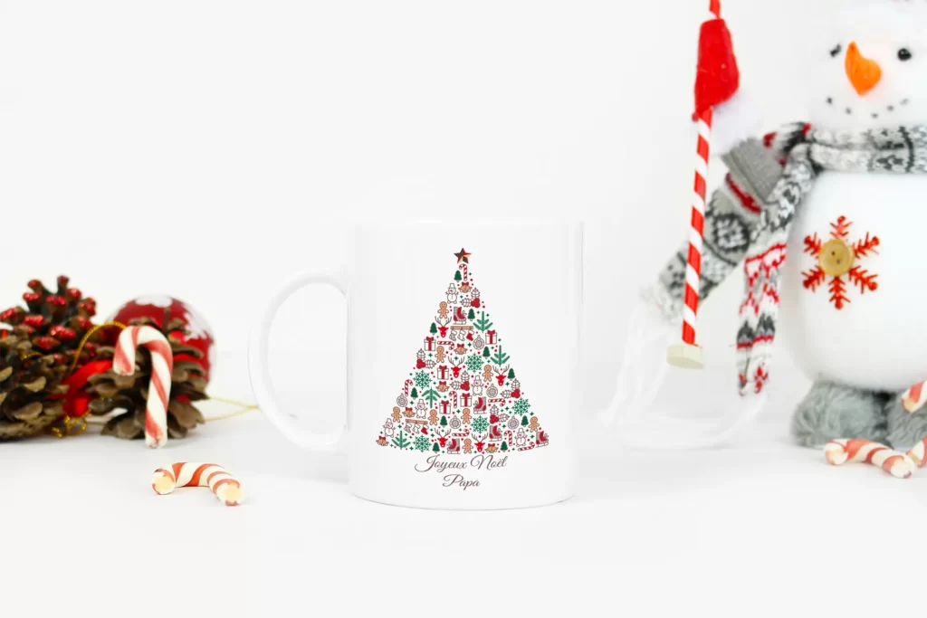 Mug sapin de Noël devant une décoration de Noël