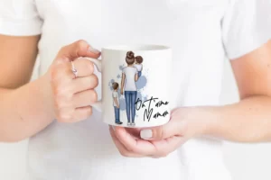 Femme qui tient un mug "Maman on t'aime"