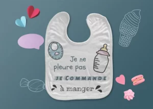 Bavoir personnalisé bébé avec un motif biberon marqué je ne pleure pas je commande à manger