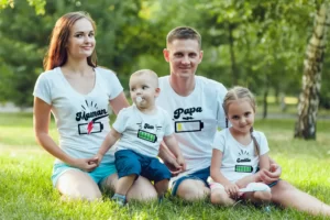 Famille ayant des t-shirts assortis