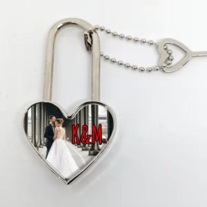 Cadenas personnalisé en forme de cœur avec une photo de mariage et des initiales