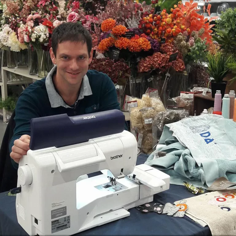 Photo de moi faisant de la broderie en magasin