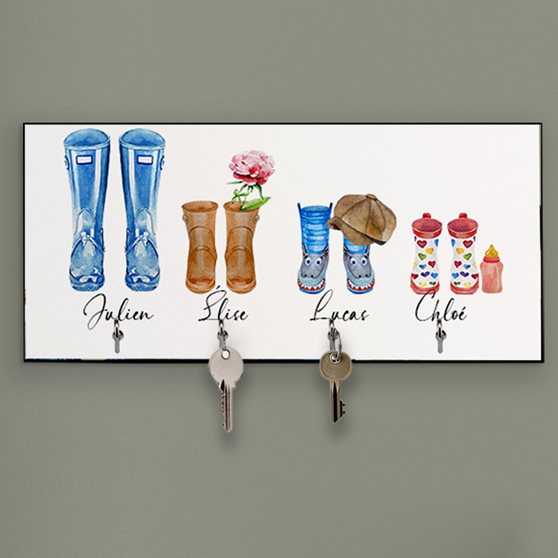 Accroche clé mural personnalisé avec des bottes représentant les membres de la famille au dessus de chaque crochet